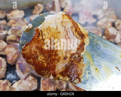 Schweinefleisch Filet Steak auf einem Spatel, infront von mehr Schweinefleisch steaks Stockfoto