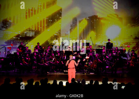 Adrienne Arsht 10. Jubiläums-Gala-Konzert an Adrienne Arsht Center für darstellende Künste ZIFF Ballet Opera House - Performances mit: Estelle Where: Miami, Florida, Vereinigte Staaten, wann: 21. April 2016 Stockfoto