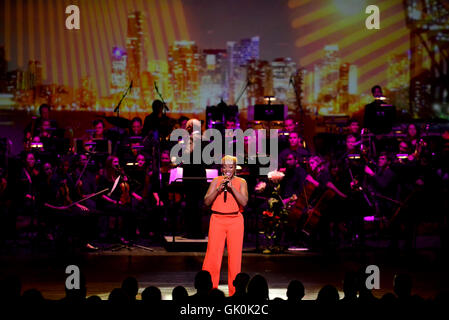 Adrienne Arsht 10. Jubiläums-Gala-Konzert an Adrienne Arsht Center für darstellende Künste ZIFF Ballet Opera House - Performances mit: Estelle Where: Miami, Florida, Vereinigte Staaten, wann: 21. April 2016 Stockfoto