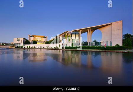 Kanzleramt zur blauen Stunde in berlin Stockfoto