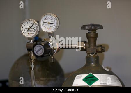 Manometer und Ventil auf CO2-Tank. Stockfoto