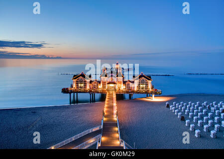 Abend an der Pier sellin Stockfoto