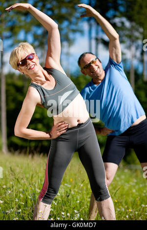 Älteres Paar beim Sport in der Natur Stockfoto