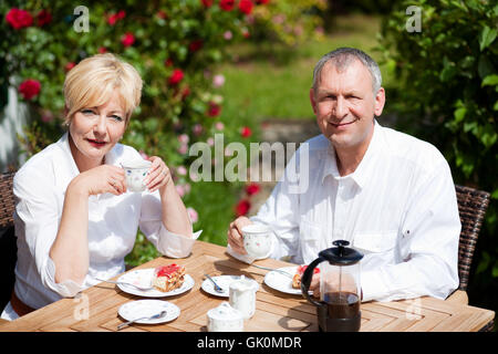 Älteres Paar mit Kaffee auf der Veranda Stockfoto