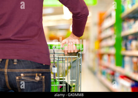 Frau im Supermarkt mit Einkaufswagen Stockfoto
