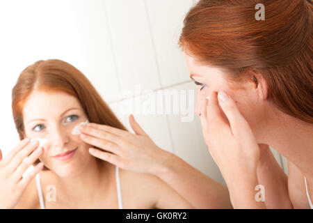 Frau Behandlung anwenden Stockfoto