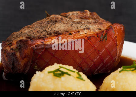 Bayerischer Schweinebraten mit Kartoffelknödel Stockfoto