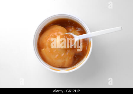 Kartoffelbrei mit Soße und Löffel Stockfoto