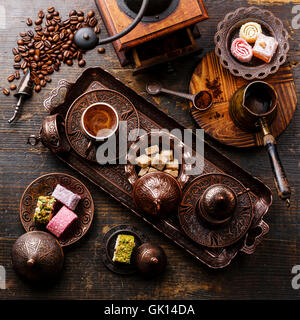 Kaffee-Ost und Turkish Delight auf Kupfer Tablett auf hölzernen Hintergrund Stockfoto