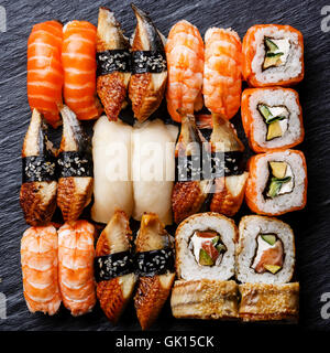 Sushi Nigiri und Sushi Rolls Set auf schwarzem Stein Schiefer hautnah Stockfoto