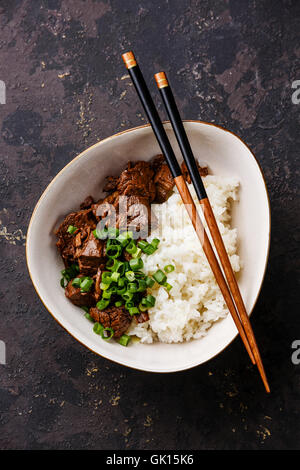 Langsam gekochtes Rindfleisch mit Reis und Frühlingszwiebeln in Schüssel Stockfoto