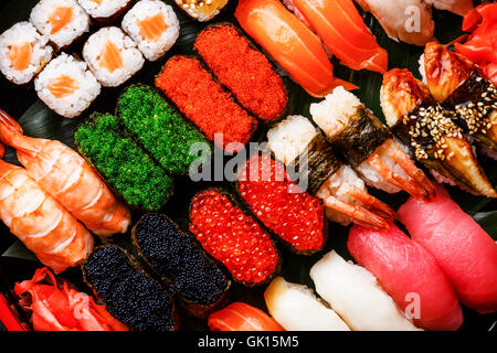 Sushi Set Gunkan, Nigiri und Brötchen hautnah Stockfoto