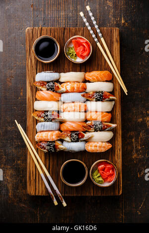 Nigiri Sushi set für zwei auf hölzernen Portion Board block Stockfoto