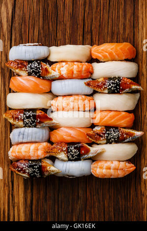 Nigiri Sushi am hölzernen Portion Board hautnah Stockfoto