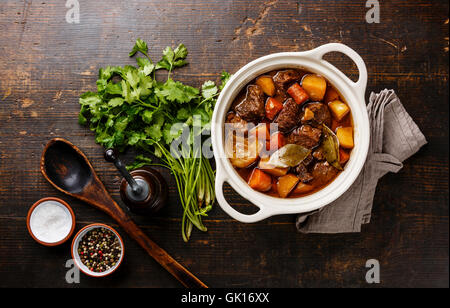 Rindfleisch geschmort mit Kartoffeln, Möhren und Gewürzen in Keramiktopf Stockfoto