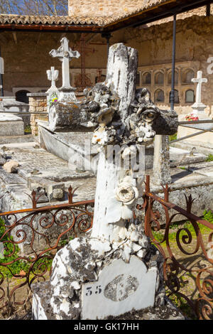 altes Kreuz geschnitzt in Stein auf einem Grab Stockfoto