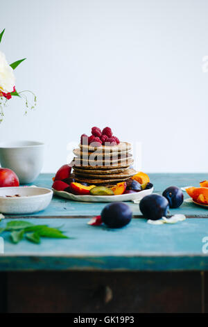 Pfannkuchen auf dem grünen Tisch aus Holz Stockfoto