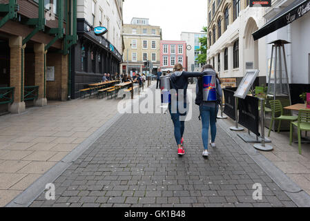 Red Bull trinken Promotoren in Norwich, Norfolk, Großbritannien. Eine nette kleine Teilzeit-Job - besser als in den Straßen. Stockfoto