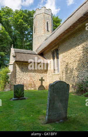 Das 13. Jahrhundert Dorf Kirche Allerheiligen, Horsey, Norfolk, Großbritannien, mit seinem achteckigen Glockenturm. Stockfoto