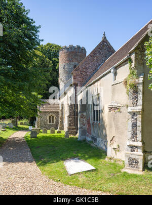 Der Rundturm Church of St. Peter und St. Paul, Burgh Castle in der Nähe von Great Yarmouth, Norfolk, Großbritannien. Stockfoto