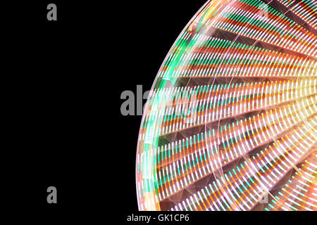 Abstrakte Hintergrundunschärfe machte in der Nacht, Langzeitbelichtung Bild des Riesenrads. Stockfoto