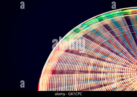 Abstrakte Hintergrundunschärfe machte in der Nacht, Langzeitbelichtung Bild des Riesenrads. Stockfoto