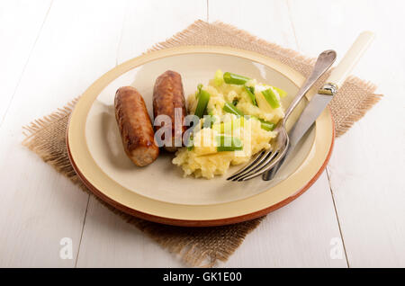 traditionelle irische Champion mit nach Hause hergestellte Würste auf einem Teller Stockfoto