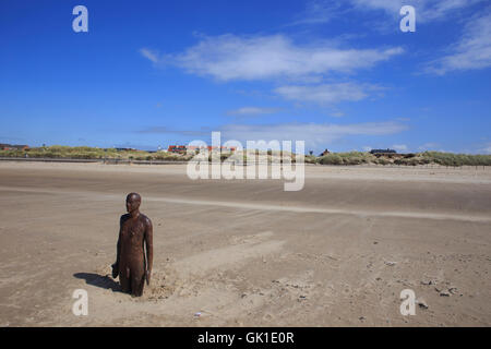 Eine von Antony Gormley "woanders" Skulpturen am Strand von Crosby, in der Nähe von Liverpool. Stockfoto