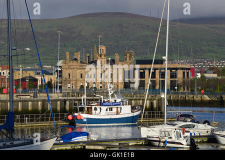 Boote vor dem Hafen Kommissare Büro, Belfast Stockfoto