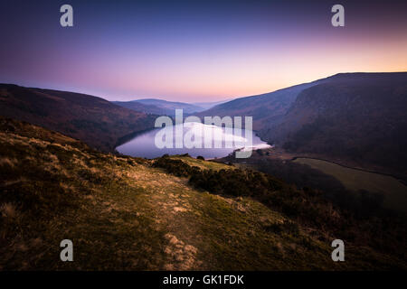 Landschaft der Dämmerung über den Guinness-See Lough Tay, im County Wicklow, Ireland Stockfoto