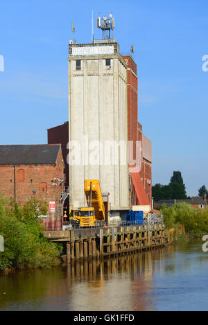 LKW entleeren Getreide in Mehlmühle durch den Fluss Ouse Selby Yorkshire Vereinigtes Königreich Stockfoto