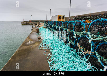 Hummer-Töpfe mit neuen Seilen gestapelt auf einem Pier am Blacksod auf Belmullet Halbinsel, County Mayo, im Westen von Irland Stockfoto