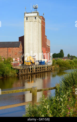 LKW entleeren Getreide in Mehlmühle durch den Fluss Ouse Selby Yorkshire Vereinigtes Königreich Stockfoto