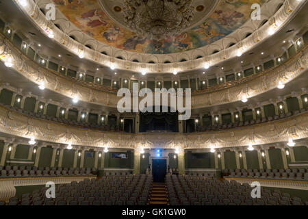 Blick von der Bühne auf das innere Auditorium, neue Etappe des Bolschoi-Theaters in Moskau, Russland Stockfoto