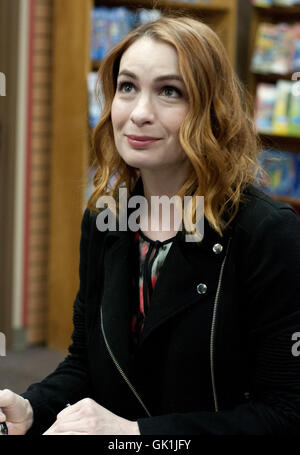 Felicia Day Signierstunde für "Du bist nie komisch im Internet (fast)" am Andersons Buchhandlung Featuring: Felicia Day wo: Naperville, Illinois, USA bei: 23. April 2016 Stockfoto