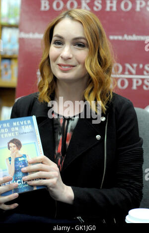 Felicia Day Signierstunde für "Du bist nie komisch im Internet (fast)" am Andersons Buchhandlung Featuring: Felicia Day wo: Naperville, Illinois, USA bei: 23. April 2016 Stockfoto