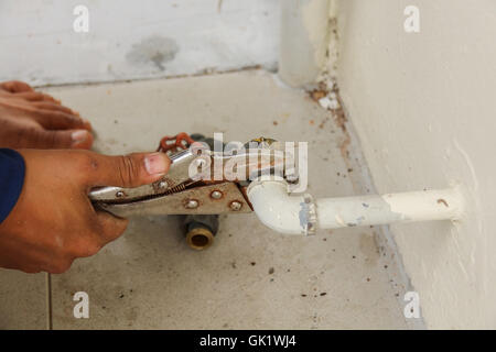 Wartung Sanitär Installation Wasser Meter Brennweite Hand. Stockfoto