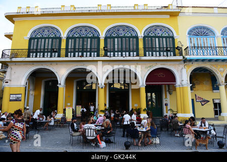 Plaza Vieja in Alt-Havanna hat viele Bars und Restaurants. Stockfoto