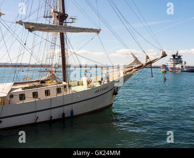 Die drei Masten Artemis Segel im Hafen während der Brest International Maritime Festival 2016. Frankreich Stockfoto