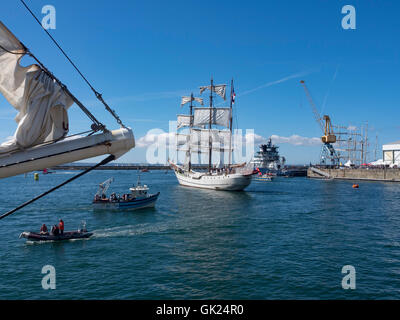 Die drei Masten Artemis Segel im Hafen während der Brest International Maritime Festival 2016. Frankreich Stockfoto