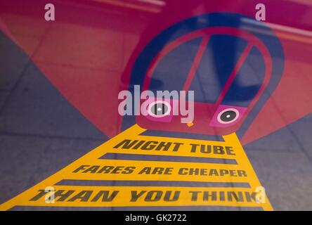 Eine Anzeige für die Nacht-Röhre an einen Eingang zur u-Bahn-Station Oxford Circus in London, als die neue Nacht-Rohr-Service startet am 19. August am Freitag und Samstag Abend in Betrieb. Stockfoto