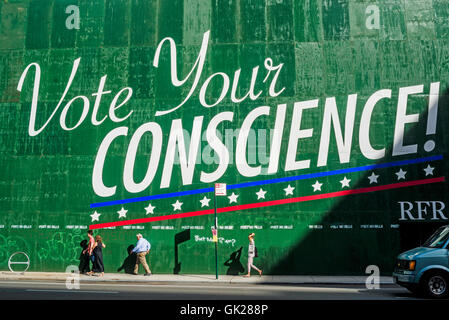 New York, USA 17. August 2016 - Entwickler Aby Rosen Billboarrd Avdertisement ehemalige Präsidentschaftskandidat Ted Cruz Abstimmung Ihr Gewissen zu zitieren. Die Website ist früher Heimat "Frieden Pentagon", wo mehrere Anti-Kriegs-Organisationen — der War Resisters League und der Sozialistischen Partei der USA — einmal hatte Büros. Rosen kaufte das Gebäude im Oktober für $ 20,75 Millionen, obwohl es noch keine formelle Pläne angekündigt wurden. © Stacy Walsh Rosenstock Stockfoto