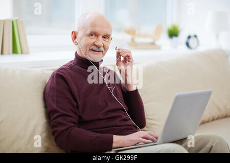 Mann mit laptop Stockfoto