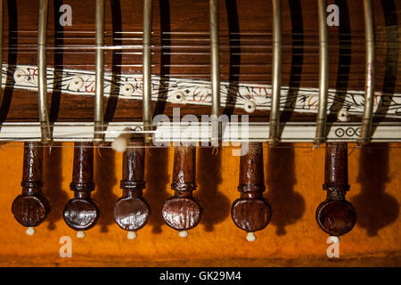 Instrument bei der Sitar, einem traditionellen indischen musikalischen Saiteninstrument. Close-up Stockfoto