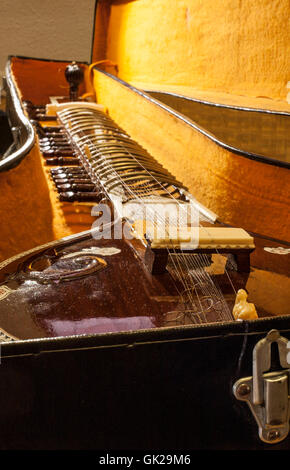 Instrument bei der Sitar, einem traditionellen indischen musikalischen Saiteninstrument. Close-up Stockfoto