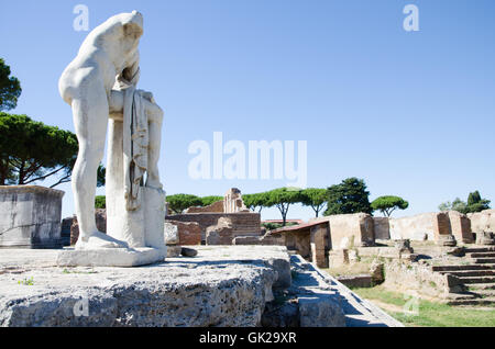 Rom, Italien 15 august 2016. Ruinen von Ostia Antica, Italien. Republikanische Heiliger Bezirk, Statue des Herkules Stockfoto