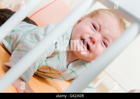 trauriges Baby Bett Stockfoto