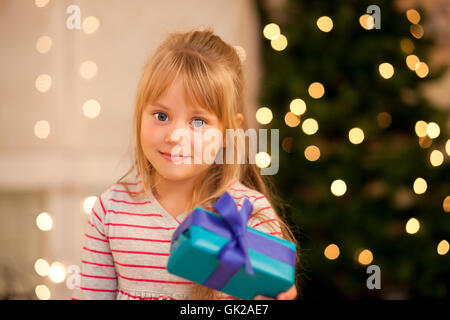 Mädchen mit Geschenk zu Weihnachten Stockfoto