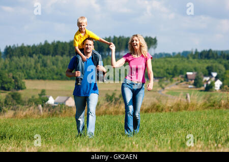 Familie macht zu Fuß auf der Wiese Stockfoto