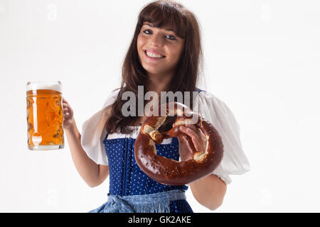 Bayerische Mädchen im Dirndl mit einem Bierkrug Stockfoto